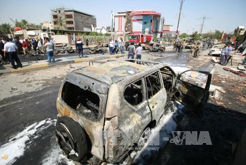 Lực lượng an ninh và cứu hộ Iraq làm nhiệm vụ tại hiện trường vụ đánh bom ở Basra ngày 4/4, tổ chức khủng bố Nhà nước Hồi giáo (IS) tự xưng nhận đã thực hiện vụ tấn công. Ảnh: AFP/TTXVN