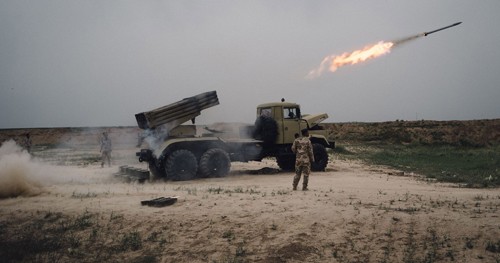 Quân đội Iraq phóng hỏa tiễn vào các vị trí của IS ở ngoại ô thành phố Mosul. Ảnh: MilitaryTimes