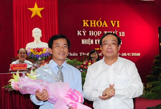 Chủ tịch UBND tỉnh Nguyễn Văn Cao tặng hoa chúc mừng ông Nguyễn Văn Phương (bên trái).