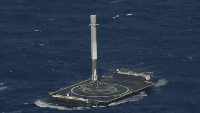 Tên lửa của SpaceX hạ cánh thành công xuống bệ nổi giữa biển. Ảnh: SpaceX