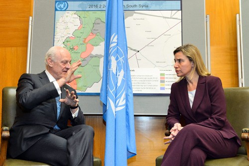 Đặc phái viên Liên hợp quốc về Syria Staffan de Mistura (trái) gặp Đại diện cấp cao phụ trách chính sách an ninh và đối ngoại Liên minh châu Âu (EU) Federica Mogherini (phải) ngày 23/3 tại Geneva. Ảnh:AFP/TTXVN