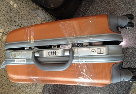 Hành lý của khách đi trên chuyến bay VJ902 từ Bangkok về Hà Nội (Ảnh nạn nhân cung cấp)