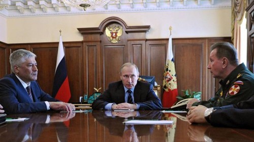 Tổng thống Putin thông báo quyết định thành lập lực lượng Vệ binh Quốc gia hôm 5/4. Thứ trưởng Nội vụ Viktor Zolotov (phải) là người chỉ huy lực lượng này.Ảnh: AFP