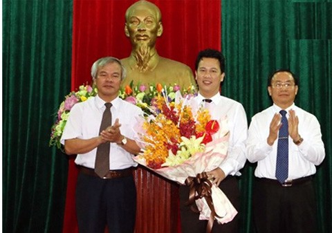 Ông Đặng Quốc Khánh nhận hoa chúc mừng từ lãnh đạo Tỉnh ủy Hà Tĩnh