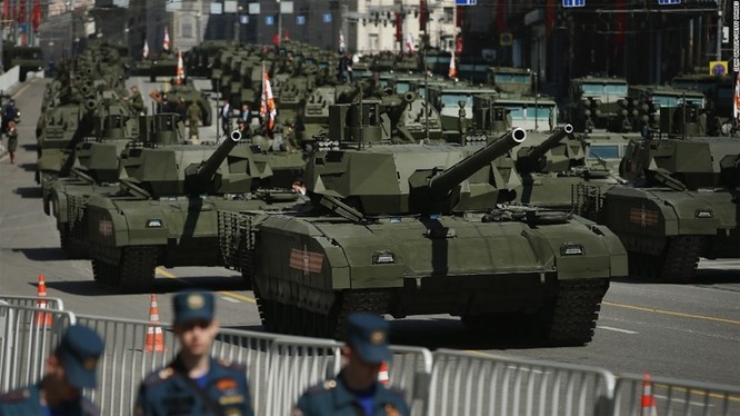 Dàn xe tăng tối tân tham gia lễ duyệt binh kỷ niệm 70 năm ngày Chiến thắng (ảnh: CNN)