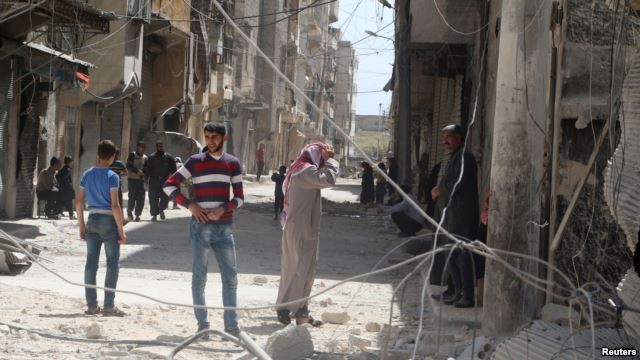 Cư dân kiểm tra thiệt hại sau một cuộc không kích ở al-Maysar, Aleppo, Syria, ngày 11.4.