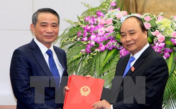 Thủ tướng Nguyễn Xuân Phúc trao quyết định của Chủ tịch nước bổ nhiệm ông Trương Quang Nghĩa giữ chức Bộ trưởng Bộ Giao thông Vận tải. (Ảnh: Thống Nhất/TTXVN)