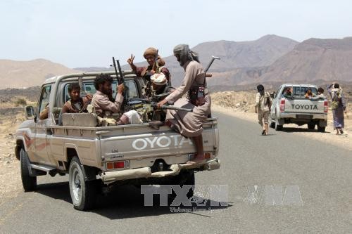 Binh sĩ Yemen trung thành với Tổng thống Abedrabbo Mansour Hadi tuần tra tại khu vực Sirwah, tỉnh Marib. Ảnh: AFP/TTXVN