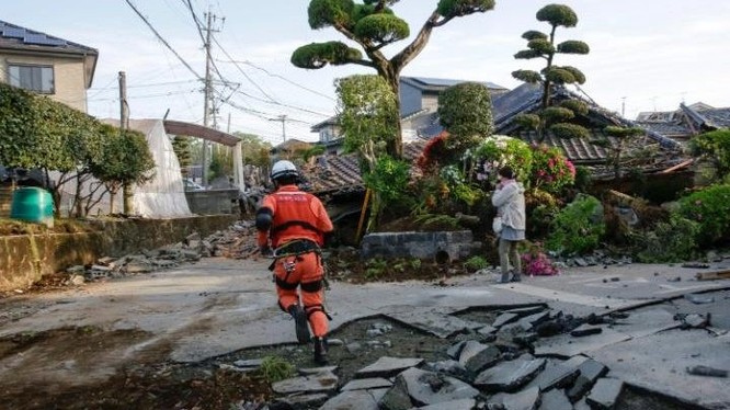 Trong vòng 24 giờ, tỉnh Kumamoto của Nhật Bản đã hứng chịu hai trận động đất mạnh khiến ít nhất 32 người thiệt mạng, hàng ngàn người mất nhà cửa. (Nguồn: AFP/Telegraph)