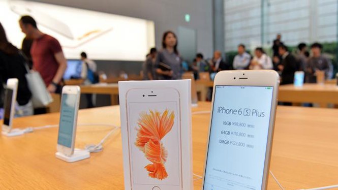 Doanh số iPhone của Apple vẫn tiếp tục trên đà sụt giảm - Ảnh: AFP