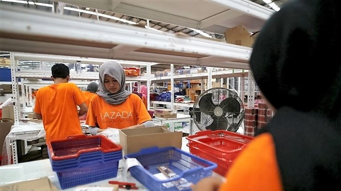 .Nhân viên Lazada đang làm việc tại một kho hàng ở Jakarta, Indonesia. Ảnh: Reuters
