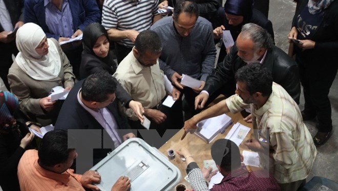 Cử tri Syria bỏ phiếu tại một điểm bầu cử ở Aleppo ngày 13/4 vừa qua. (Ảnh: AFP/TTXVN)