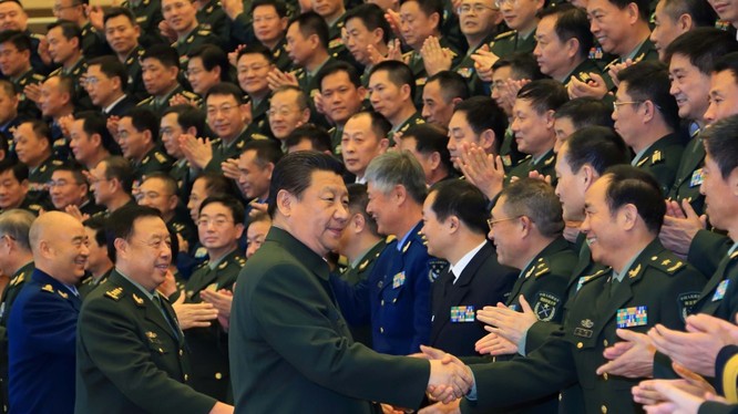 Ông Tập Cận Bình và tướng Phạm Trường Long tham gia một hội nghị quân sự. Ảnh: THX.