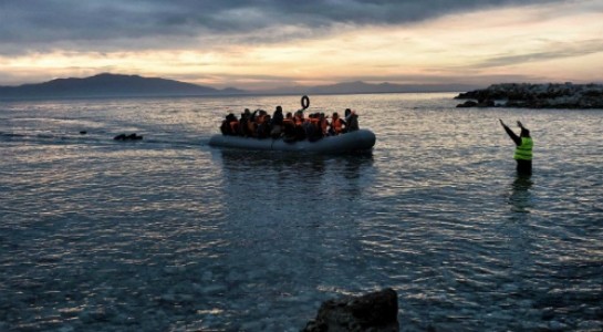 Một chiếc thuyền cao su chở người tị nạn từ Thổ Nhĩ Kỳ sang Hy Lạp hồi tháng 2.2016 - The Independent