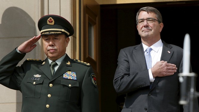 Ông Carter (phải) và tướng Phạm Trường Long tại Lầu Năm góc tháng 6/2015. Ảnh: Reuters.