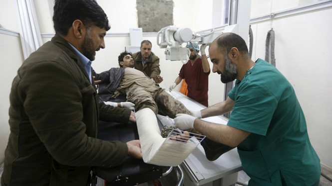 Một người bị thương được chăm sóc - Ảnh: Reuters
