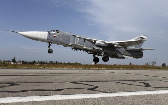 Một máy bay Su-24 của Nga cất cánh tại căn cứ gần TP Latakia - Syria. Ảnh: REUTERS