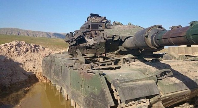 Chiếc xe tăng M-60 của Thổ Nhĩ Kỳ trúng tên lửa Kornet chỉ bị hỏng phần quan sát của tháp pháo - Ảnh: Dailysabah
