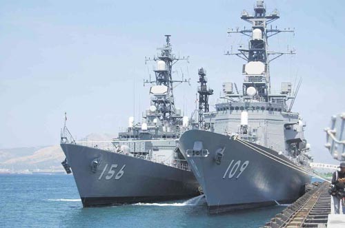 Hai tàu khu trục Ariake và Setogiri tại cảng vịnh Subic - Philippines đầu tháng 4 Ảnh: INQUIRER.NET
