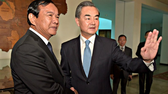 Ngoại trưởng Campuchia (trái) và Trung Quốc gặp nhau ở Phnom Penh - Ảnh: AFP