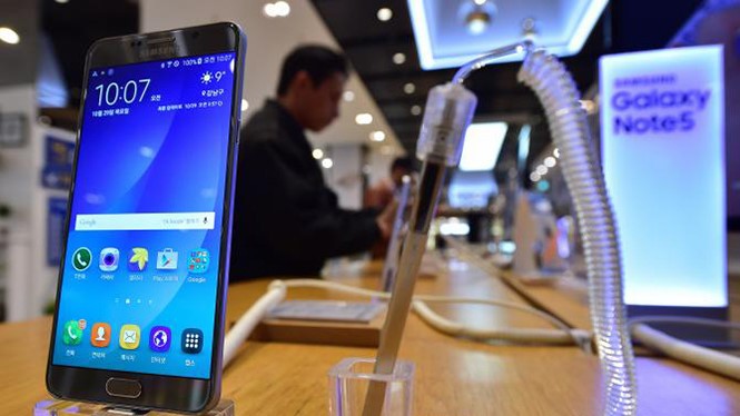 Galaxy Note 5 sắp có phiên bản kế nhiệm tích hợp pin dung lượng khủng hơn - Ảnh: AFP