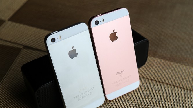 Rất khó để phân biệt iPhone SE (bên phải) với iPhone 5s (bên trái) nếu không sử dụng phiên bản màu vàng hồng Rose Gold