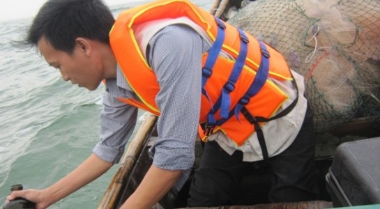 Cơ quan chức năng khảo sát, lấy mẫu khu vực biển xã Quảng Công ngày 21.4. Ảnh: Sở Tài nguyên và Môi trường tỉnh Thừa Thiên - Huế.