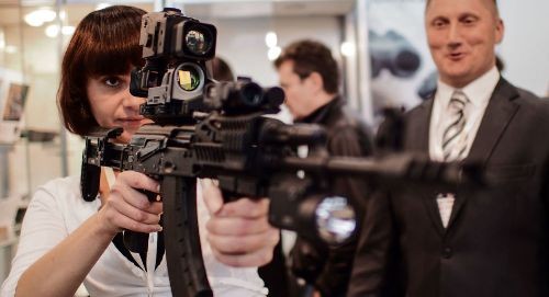 Nhà sản xuất vũ khí cá nhân lớn nhất của Nga là tập đoàn "Kalashnikov" (súng AK) dự kiến đến năm 2017 sẽ tăng gấp đôi doanh số bán hàng.