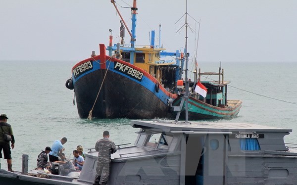 Nhà chức trách Indonesia lai dắt một tàu đánh cá trái phép của Malaysia tại khu vực ngoài khơi Belawan, phía đông đảo Sumatra, Indonesia. (Nguồn: AFP/TTXVN)