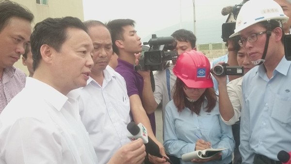 Bộ trưởng Trần Hồng Hà thị sát việc xả thải của FHS Hà Tĩnh và khẳng định, pháp luật Việt Nam không cho phép đặt ống ngầm xả thải.