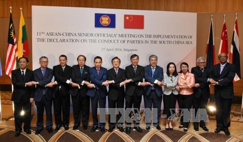 Các quan chức Ngoại giao cấp cao ASEAN - Trung Quốc tại hội nghị. Ảnh: AFP/TTXVN