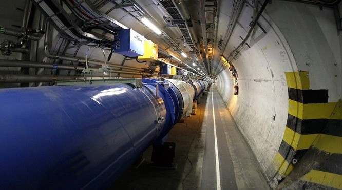 Bên trong đường ống dài 27 km dưới biên giới Thụy Sĩ - Pháp - Ảnh: CERN
