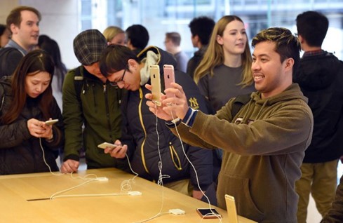 Quá phụ thuộc vào iPhone đang làm hại Apple - Ảnh: AFP