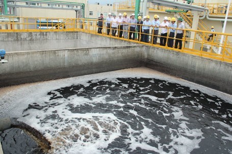 Đoàn công tác của Bộ trưởng Trần Hồng Hà khảo sát trực tiếp nơi xử lý nước thải của Formosa hôm 28/4 .