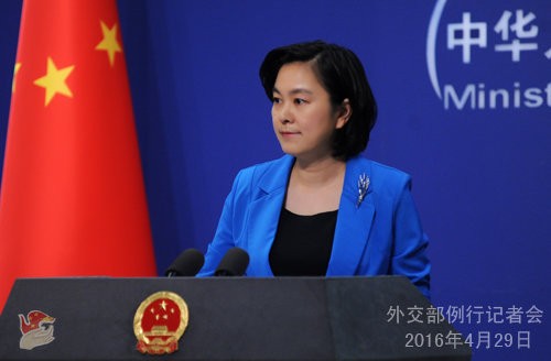 Người phát ngôn Bộ ngoại giao Trung Quốc, bà Hoa Xuân Oánh tại buổi họp báo ngày hôm qua, 29-4 - Ảnh: China