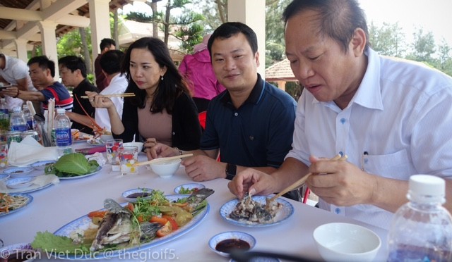 Bộ trưởng Bộ TT-TT cùng đoàn nhà báo thưởng thức món cá tại Quảng Bình