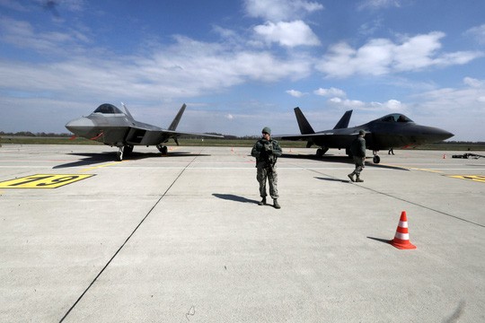 Máy bay chiến đấu F-22 Raptor của Mỹ tại căn cứ quân sự ở LithuaniaẢnh: REUTERS