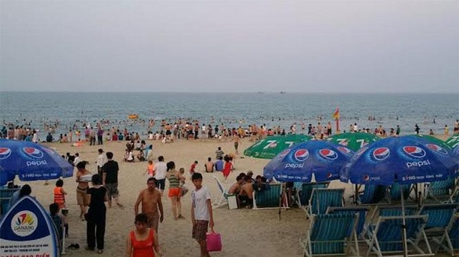 Chiều 30.4 người dân và du khách quay lại tắm biển đông nghẹt sau hành động thiết thực của Lãnh đạo TP Đà Nẵng sáng nay.