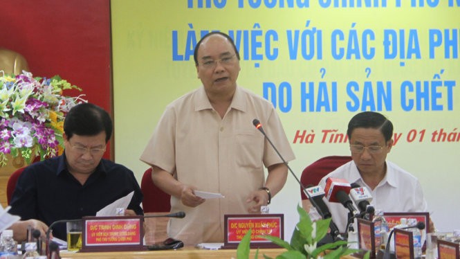 Thủ tướng Nguyễn Xuân Phúc phát biểu chỉ đạo tại buổi làm việc với các địa phương về vụ cá chết - Ảnh: Hữu Khá