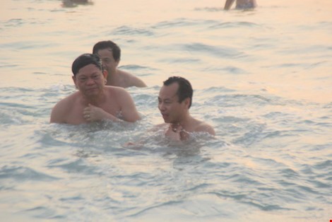 Video Bí thư, Chủ tịch TP Đà Nẵng tắm biển cùng dân