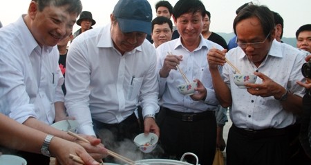 Quan chức Đà Nẵng ăn cá hấp ngay tại bến để kêu gọi người dân bình tĩnh, vượt qua khủng hoảng