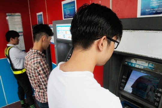 Thẻ ATM chủ yếu được dùng để rút tiền mặt. Ảnh:Hoàng Triều