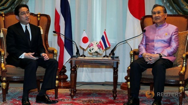 ​ Ngoại trưởng Nhật Bản Fumio Kishida (trái) gặp gỡ Ngoại trưởng Thái Lan Don Pramudwinai tại Bộ Ngoại giao Thái Lan tại Bangkok ngày 1/5. Ảnh:Reuters