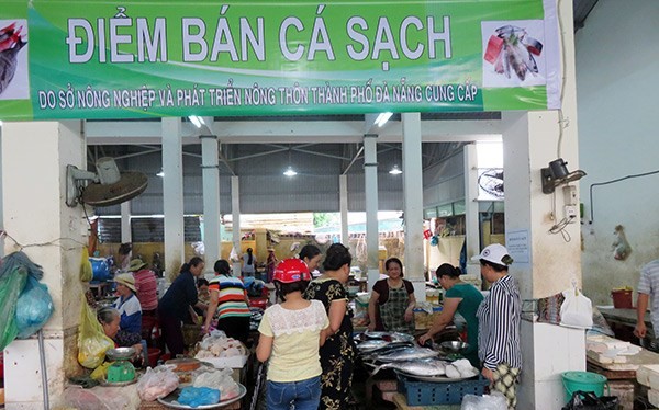 Điểm bán cá biển sạch tại chợ An Hải Đông (Ảnh: HC)