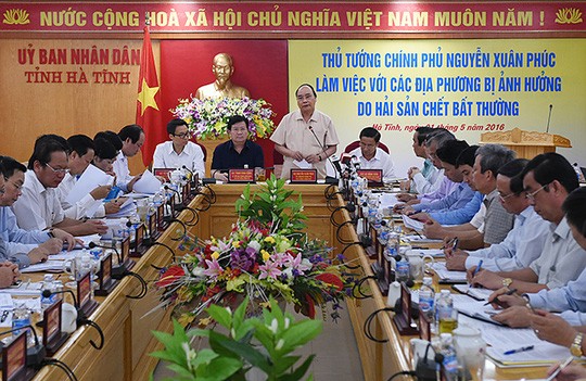 Thủ tướng Chính phủ Nguyễn Xuân Phúc làm việc với các địa phương bị ảnh hưởng do hiện tượng hải sản chết bất thường - Ảnh: VGP