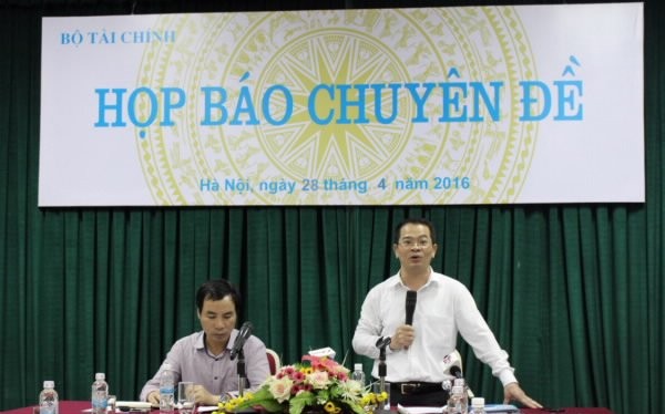 Ông Nguyễn Tân Thịnh (đứng) cho biết cơ chế mua sắm tập trung sẽ giúp tiết kiệm cho ngân sách quốc gia. Ảnh TL