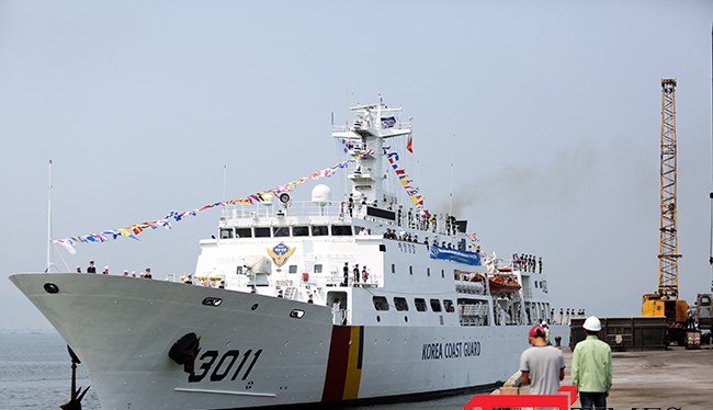  Sáng 3/5, tàu huấn luyện BADARO, hô hiệu 3011HAM cùng 170 sỹ quan, thủy thủ thuộc lực lượng Bảo vệ bờ biển Hàn Quốc đã cập cảng Tiên Sa, chính thức thăm Đà Nẵng trong 4 ngày.