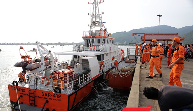  Đúng 17h15 chiều ngày 5/5, tàu cứu nạn SAR 412 cập cảng Trung tâm cứu nạn hàng hải 2, đưa 34 ngư dân bị nạn trên tàu QNa 95959TS về bờ an toàn