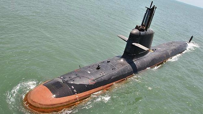 Tàu ngầm Kalvari, chiếc đầu tiên trong loạt 6 chiếc lớp Scorpene Ấn Độ đóng theo giấy phép của Pháp, thử nghiệm trên biển ngày 1.5.2016. Không có ngư lôi, tàu này như hổ không nanh - Ảnh: Hải quân Ấn Độ