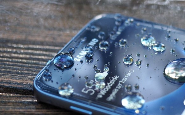 Hè này hãy an tâm đi bơi cùng loạt smartphone chống nước sau đây